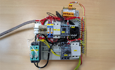 Dettaglio di assemblaggio elettrico per quadri di comando industriali RGM Srl